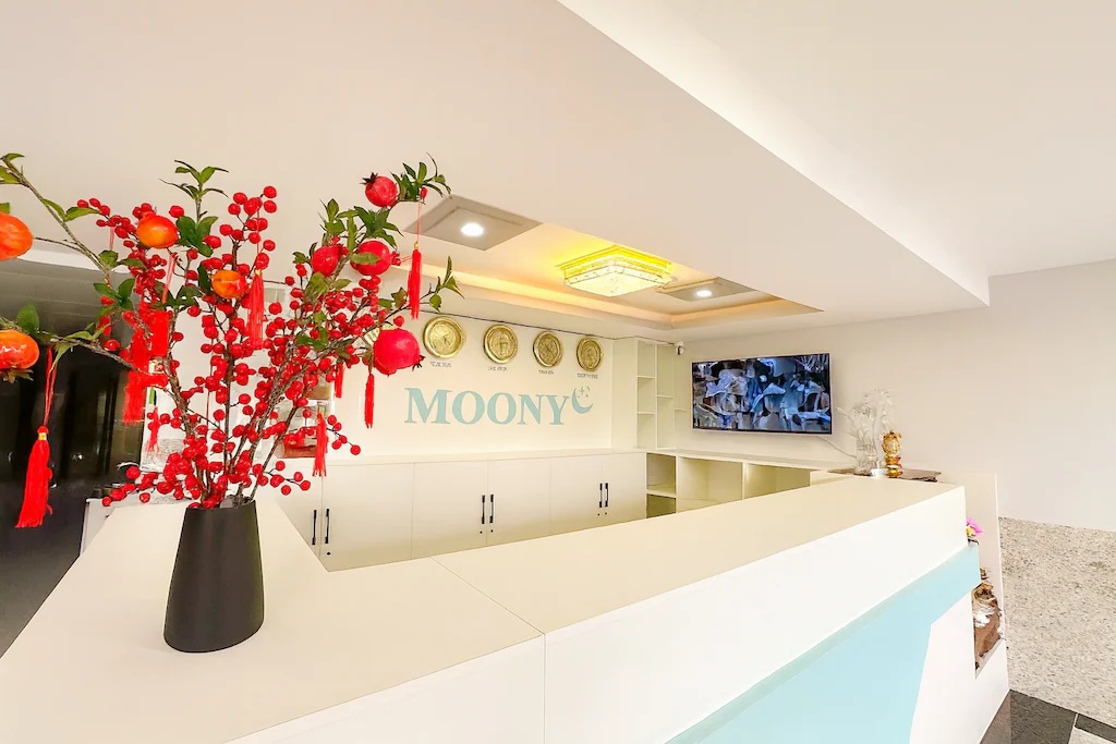khách sạn moony long thành